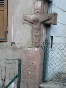 Croix sur façade